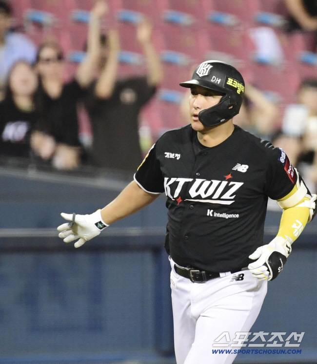 에이전트까지 선임한 황재균, 1년 고액 제안 뿌리치고 은퇴 결심했다