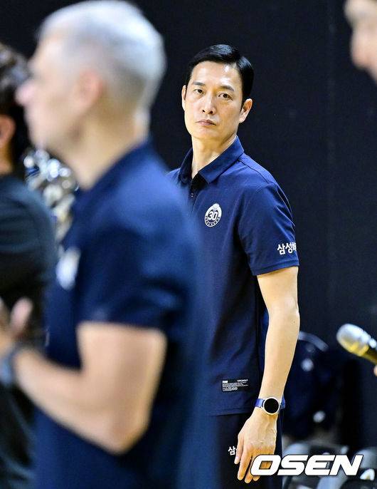 ‘10연패 충격’ 삼성화재, 김상우 감독 전격 자진사퇴…고준용 감독대행 체제 [공식발표]