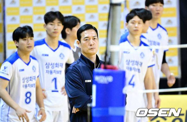 ‘10연패 충격’ 삼성화재, 김상우 감독 전격 자진사퇴…고준용 감독대행 체제 [공식발표]