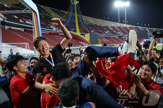 2골 뒤지다 후반·연장 3골 역전승…보고도 믿기지 않은 '김상식 매직'