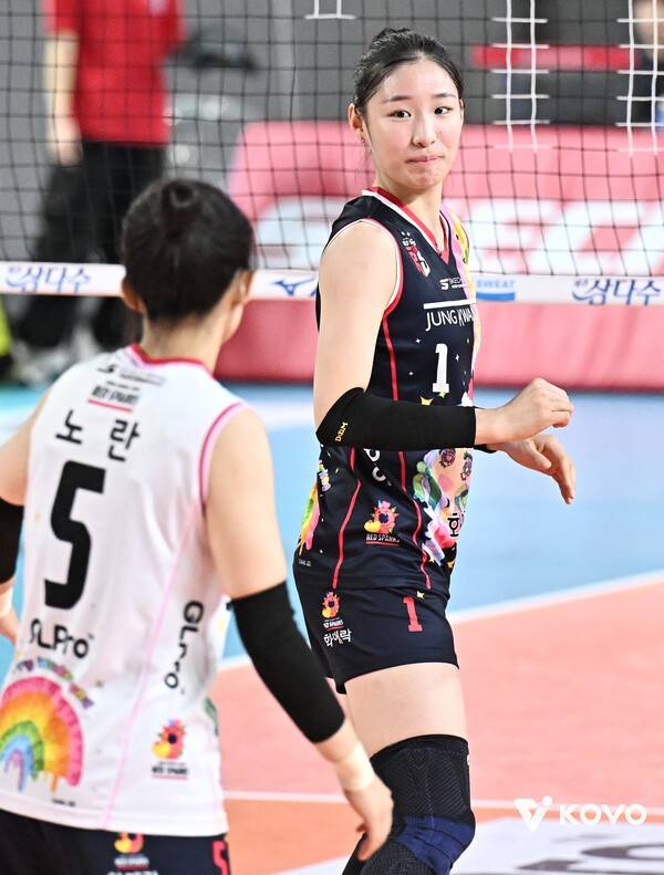 [STN 현장] '인쿠시 V-리그 데뷔전' 정관장, 2025년 마지막 홈경기 패배...GS칼텍스는 3라운드 첫 승