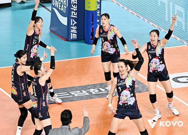 [STN 현장] '인쿠시 V-리그 데뷔전' 정관장, 2025년 마지막 홈경기 패배...GS칼텍스는 3라운드 첫 승