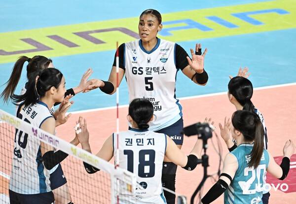 [STN 현장] '인쿠시 V-리그 데뷔전' 정관장, 2025년 마지막 홈경기 패배...GS칼텍스는 3라운드 첫 승