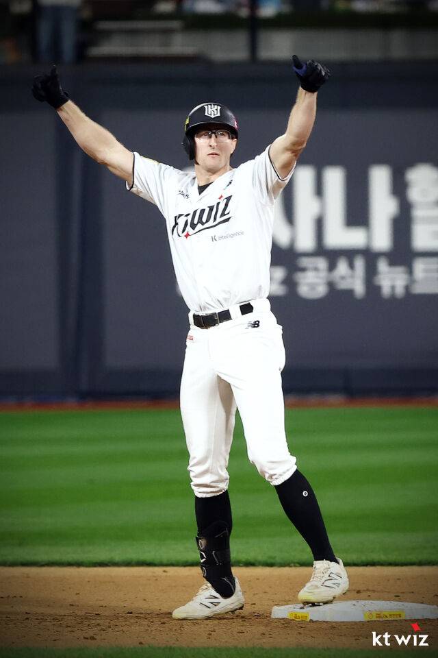 '2-6→6-6' 극적 무승부 만든 9회말 헤드 퍼스트 슬라이딩, 황재균의 마지막 타석은 아름다웠다