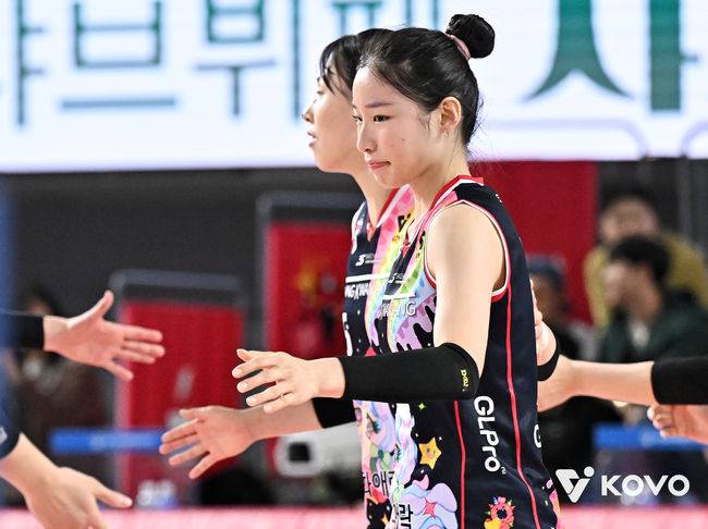 ‘김연경 능력 실화냐’ 몽골 제자 V리그 데뷔→11점 몰아쳤지만…'역전패' 정관장 2연패 수렁, 탈꼴찌 실패