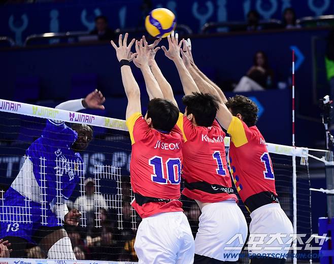 '도대체 무슨 일이...' 관중석 모든 팬들이 배구코트에... 모두가 함께한 소중한 추억