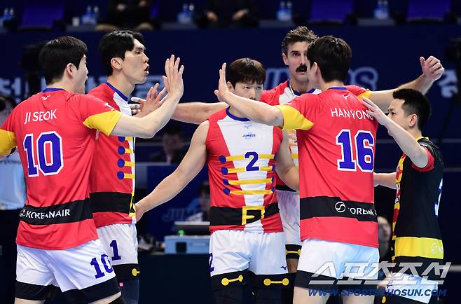 '도대체 무슨 일이...' 관중석 모든 팬들이 배구코트에... 모두가 함께한 소중한 추억