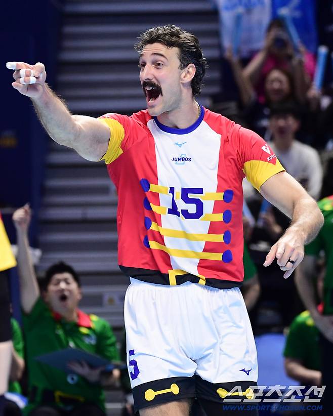 '도대체 무슨 일이...' 관중석 모든 팬들이 배구코트에... 모두가 함께한 소중한 추억