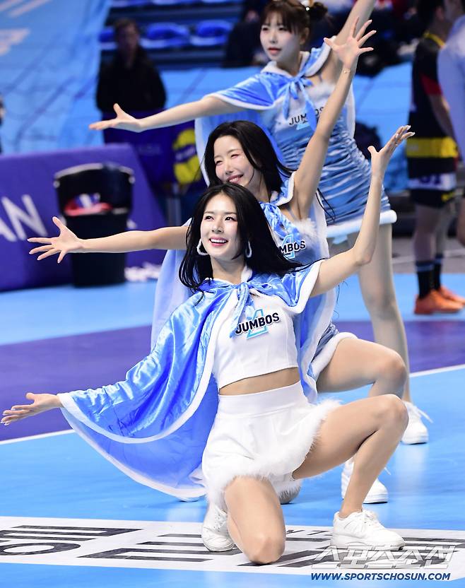 '도대체 무슨 일이...' 관중석 모든 팬들이 배구코트에... 모두가 함께한 소중한 추억