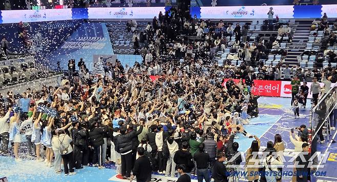 '도대체 무슨 일이...' 관중석 모든 팬들이 배구코트에... 모두가 함께한 소중한 추억