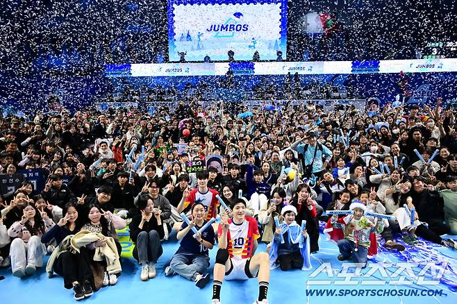 '도대체 무슨 일이...' 관중석 모든 팬들이 배구코트에... 모두가 함께한 소중한 추억