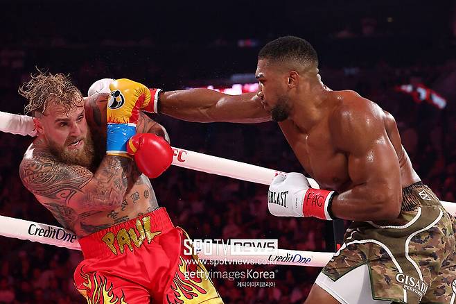 5라운드 버틴 것도 기적…2090만 유튜버 복서, 헤비급 챔피언에게 6R KO패