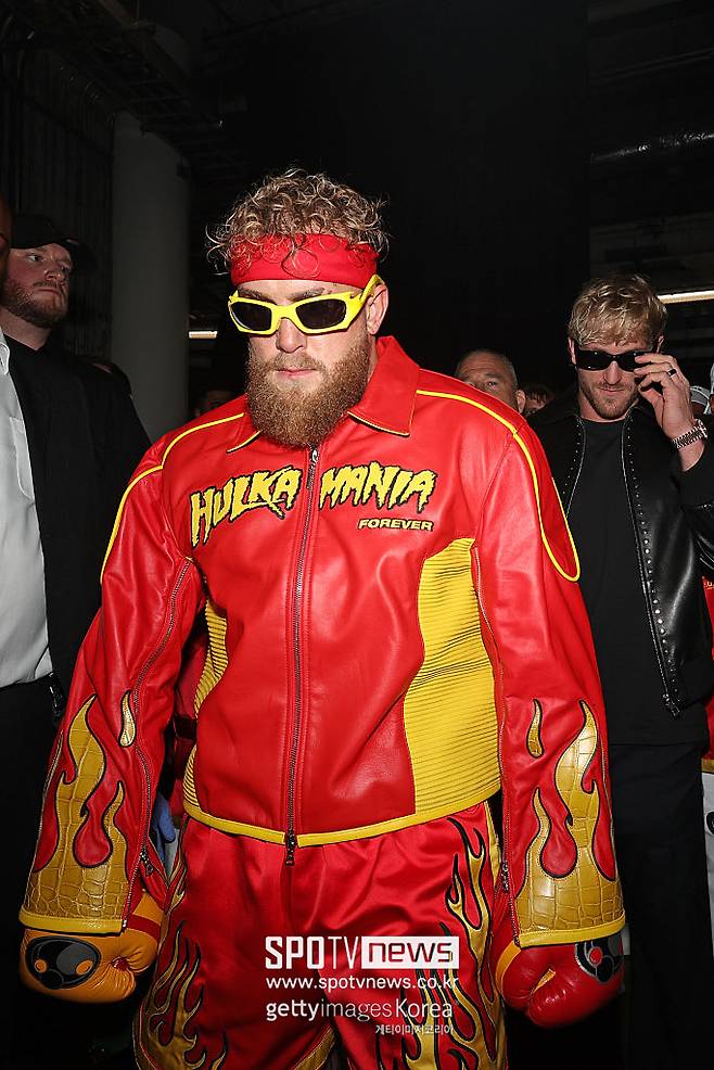 5라운드 버틴 것도 기적…2090만 유튜버 복서, 헤비급 챔피언에게 6R KO패