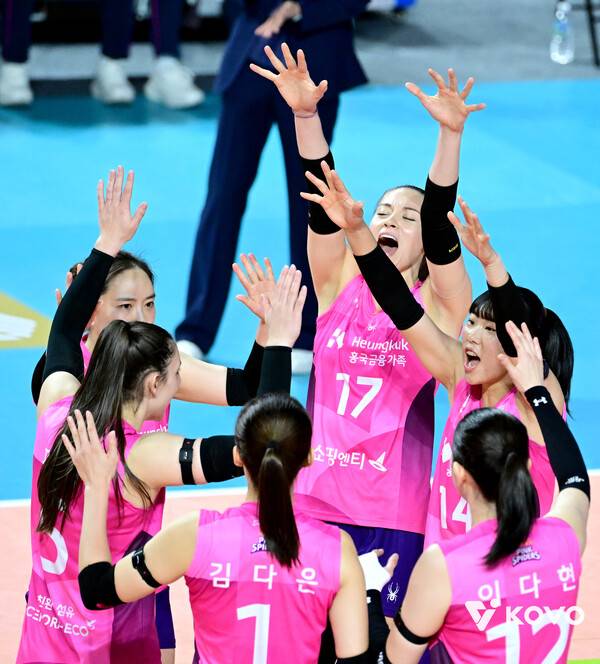 '김연경 기운 여전하네'... '3위 탈환' 흥국생명-'8연패' 페퍼저축은행 희비 갈려