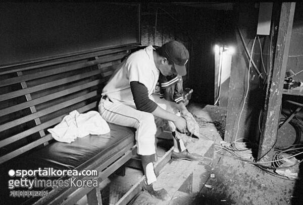 '여름에 에어컨도 안 틀어주는' 최악의 구단, 방만 운영으로 세상 떠난 투수 유족과 극적 합의