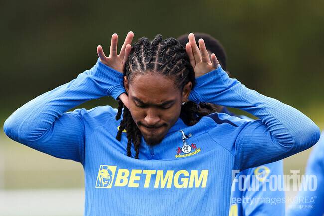 ‘옷 던지고 감독 노려봐’ 손흥민 떠나고 본성 나오자…프랭크 감독 “아직 25살, 그런 과정 통해 배우는 것”