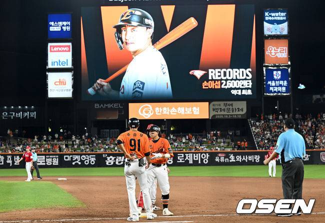 롯데 어게인도 어렵다...159억 FA 재벌인데, 최다안타왕의 3번째 겨울은 정말 춥다