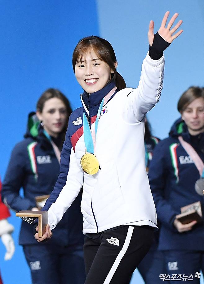 '무릎을 대한민국에 바쳤다'…올림픽 金2 銀1 '미소 천사' 김아랑, 마지막 레이스 마쳤다→인생 2막 준비