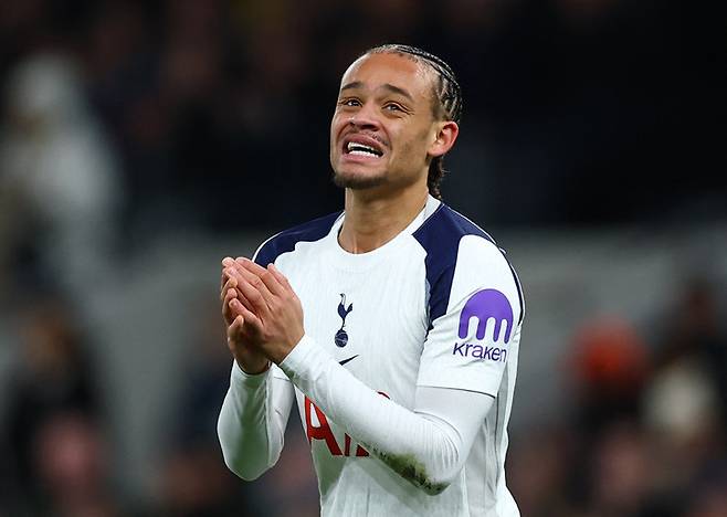 '이게 정녕 손흥민 7번의 후계자인가' 시몬스, 전반 33분 만에 거친 태클로 다이렉트 퇴장(전반 종료)