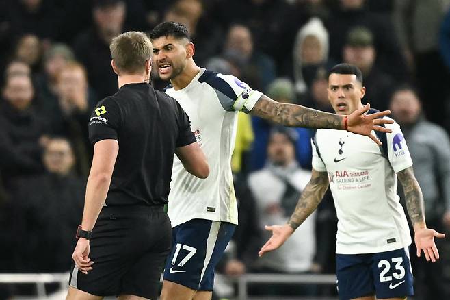 ‘주장 맞아?’ 손흥민 있을 때는 상상도 못 한 일 또 나왔다...신경질 내고 퇴장→프랑크 감독 제지도 무시