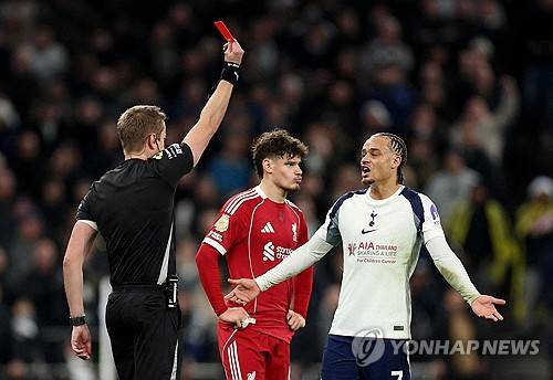 축구 맞아? 토트넘, UFC급 난투극의 최후…시몬스·로메로 퇴장→9명으로 싸운 끝에 홈에서 리버풀에 1-2 패배