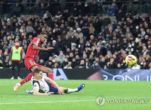 축구 맞아? 토트넘, UFC급 난투극의 최후…시몬스·로메로 퇴장→9명으로 싸운 끝에 홈에서 리버풀에 1-2 패배