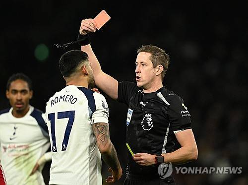 축구 맞아? 토트넘, UFC급 난투극의 최후…시몬스·로메로 퇴장→9명으로 싸운 끝에 홈에서 리버풀에 1-2 패배