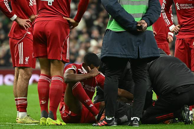 리버풀 초비상, 토트넘 부주장이 2500억 공격수 끝냈다...무릎 부여잡고 쓰러져, 제대로 걷지도 못해