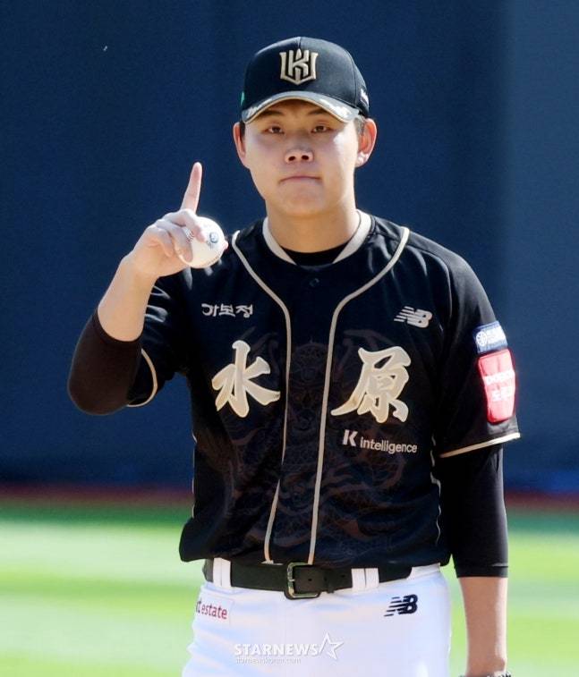 고영표 비FA 다년계약→장안문 지킴이 선언에 소형준도 생긋