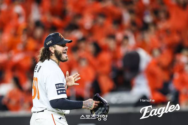 폰세 “동료가 실책해도 ‘괜찮아’라고 위로하는 KBO, 내가 가장 나다울 수 있었던 장소”