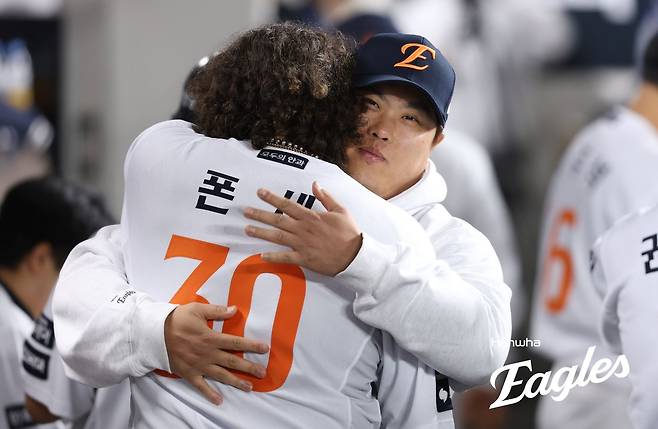 폰세 “동료가 실책해도 ‘괜찮아’라고 위로하는 KBO, 내가 가장 나다울 수 있었던 장소”