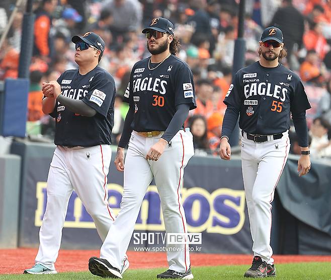 한화 폰세 대체자 찾았다며… 왜 발표는 안 나올까, MLB 특급 유망주는 한국 올 수 있을까