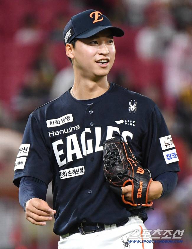 '78억 최악의 투자?' 한화의 결단 궁금하다…'고작 1억' 日 2군 선수한테도 밀리면 곤란하다