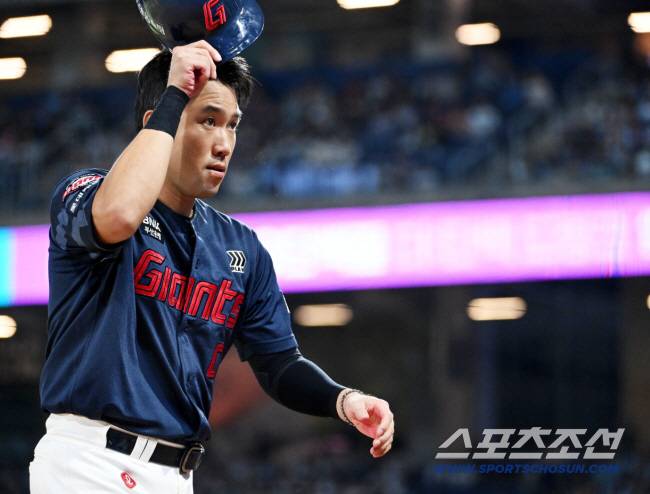 내년이면 불혹인데 또 4번타자에 주장까지? 중견급 리더가 없다…여전한 롯데의 '약점' [SC포커스]