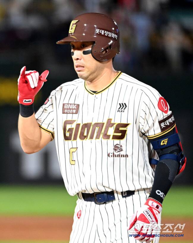 내년이면 불혹인데 또 4번타자에 주장까지? 중견급 리더가 없다…여전한 롯데의 '약점' [SC포커스]