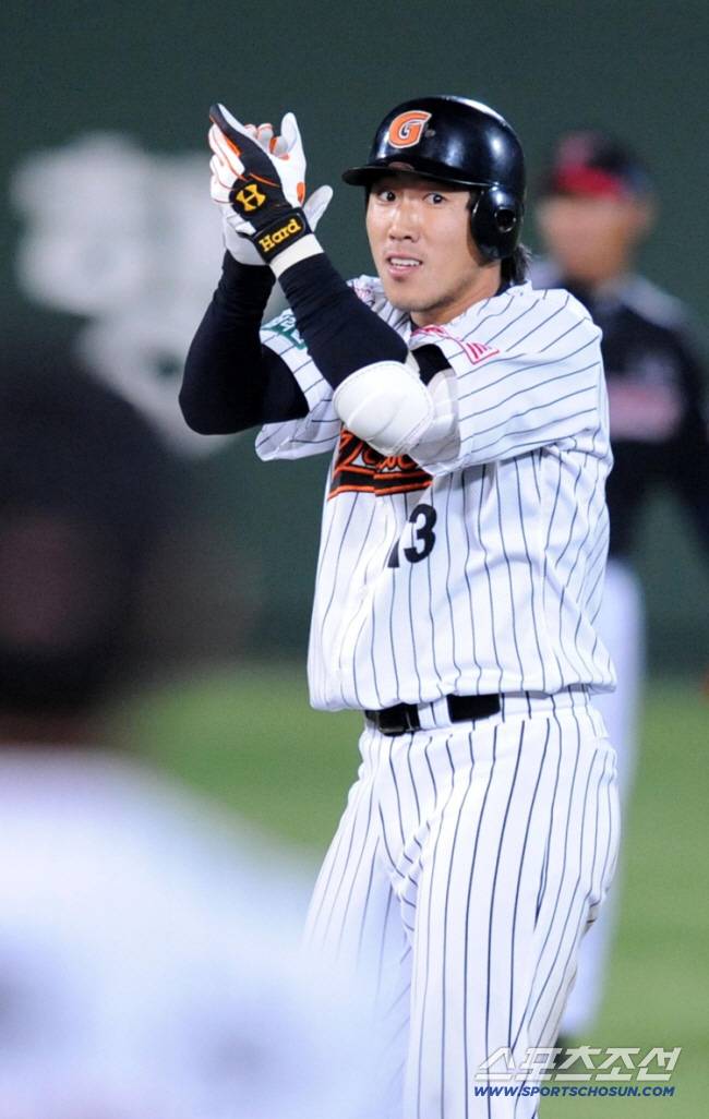 내년이면 불혹인데 또 4번타자에 주장까지? 중견급 리더가 없다…여전한 롯데의 '약점' [SC포커스]