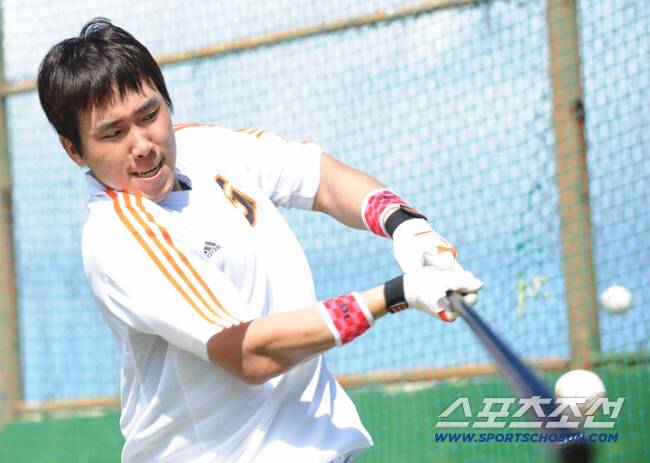 내년이면 불혹인데 또 4번타자에 주장까지? 중견급 리더가 없다…여전한 롯데의 '약점' [SC포커스]