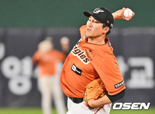 ‘역대 최다 19연패→한화 방출’ 현대 마지막 유산 39세 투수, 왜 우승팀 LG가 영입했을까