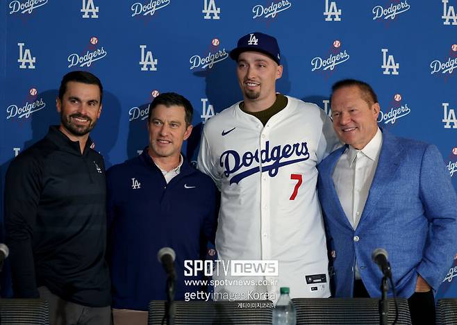 다저스는 계약의 천재인가… 사이영 투수, 단돈 1000만 달러에 1년 더 쓴다? 어떻게 이런 일이