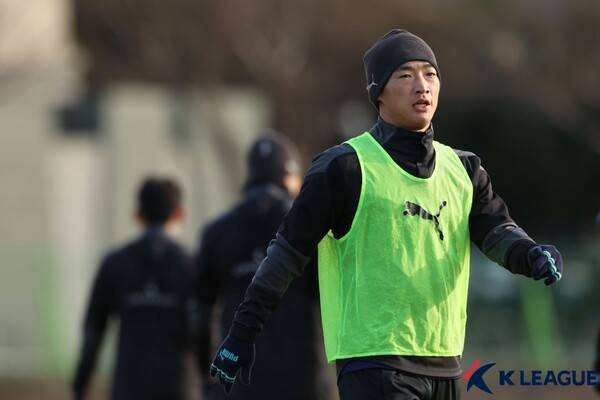 [오피셜] 파격! 韓 역사상 이런 구단 있었나...용인FC, 홍명보호 황태자 영입 '연령별, 대표팀 두루 거친 김민우까지 합류'