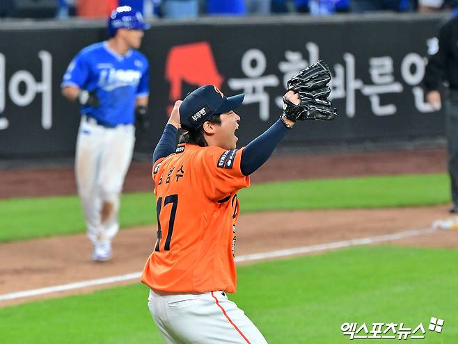 '한승혁 떠나보낸' 한화도 김범수는 필요한데…FA 적정가 '이영하 52억'이냐, 김태훈 '20억'이냐