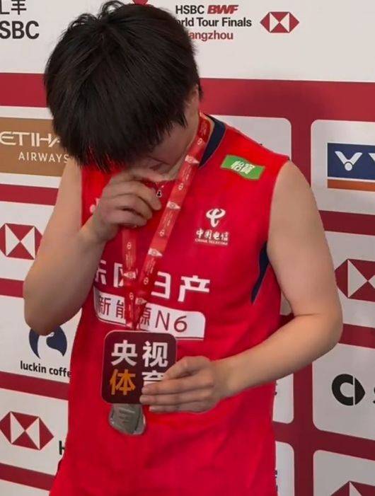 '8연패+준우승 7번' 中 왕즈이, 안세영 축하한 뒤 끝내 통곡...눈물 터져 인터뷰 중단