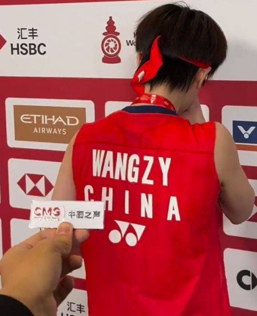 '8연패+준우승 7번' 中 왕즈이, 안세영 축하한 뒤 끝내 통곡...눈물 터져 인터뷰 중단