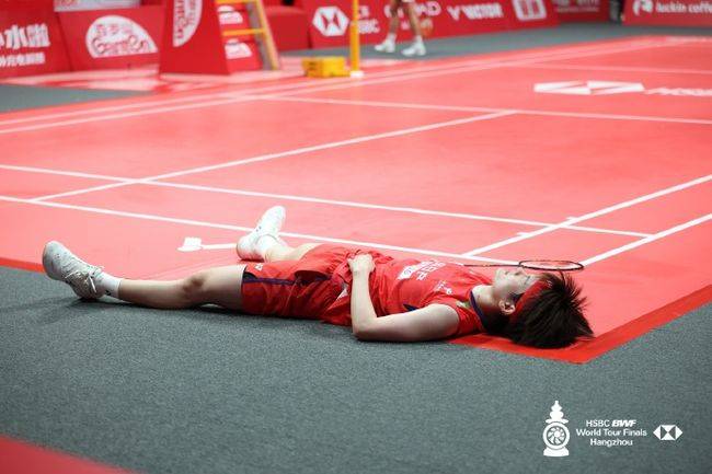 '8연패+준우승 7번' 中 왕즈이, 안세영 축하한 뒤 끝내 통곡...눈물 터져 인터뷰 중단