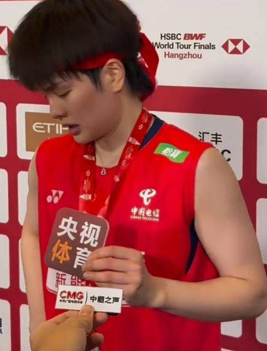 '8연패+준우승 7번' 中 왕즈이, 안세영 축하한 뒤 끝내 통곡...눈물 터져 인터뷰 중단