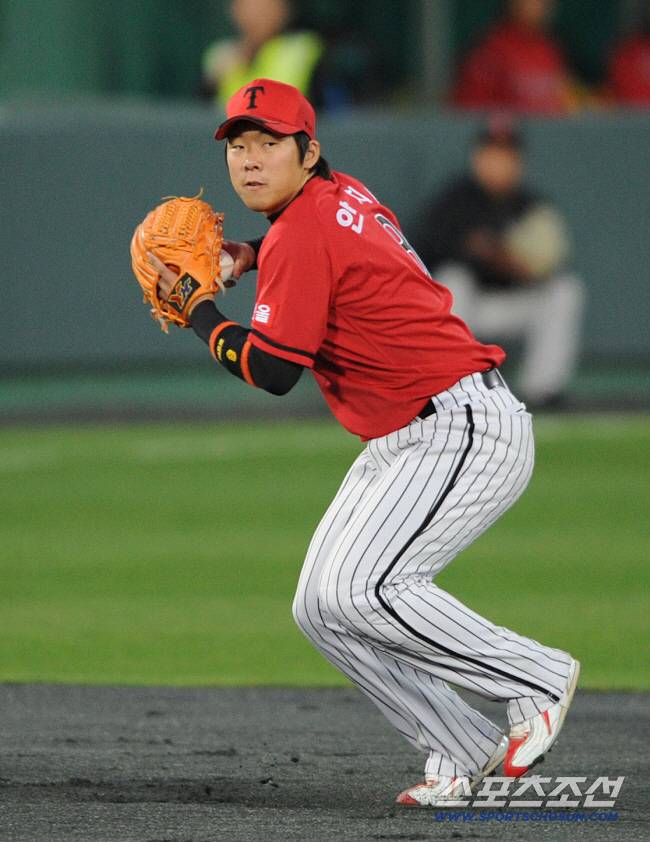 2루수도 힘든데, 17년 만에 3루수 복귀? 진짜 현실이 될 판...