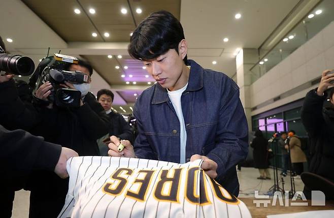 초대형 악재? '문보경·노시환·김도영·김영웅' 3루 자원 넘쳐...'美 진출' GG 3루수 송성문 WBC 불참 가능성에도 韓 대표팀 걱정 없다