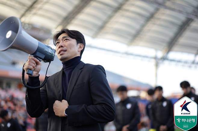 [오피셜] '승격 실패' 수원 삼성, 변성환 사단과 결별…'日 레전드' 이하라 포함 코치진도 모두 떠난다
