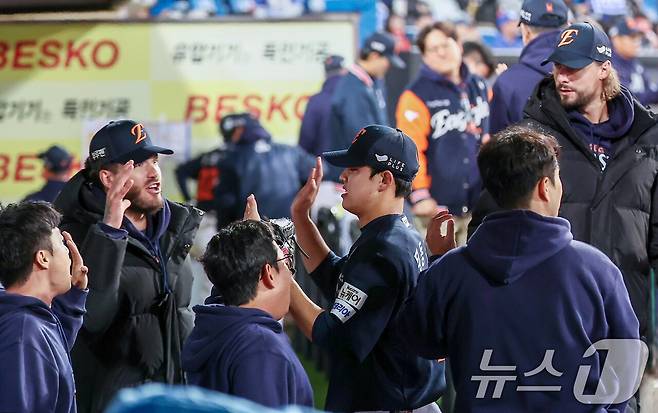 가족같은 한화서 부활→3년 445억 잭팟 '금의환향' 폰세, '동생' 문동주 향한 애정 여전