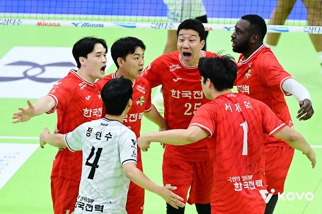 프로배구 삼성화재, 5세트 9-14서 5연속 득점하고도 11연패 수렁